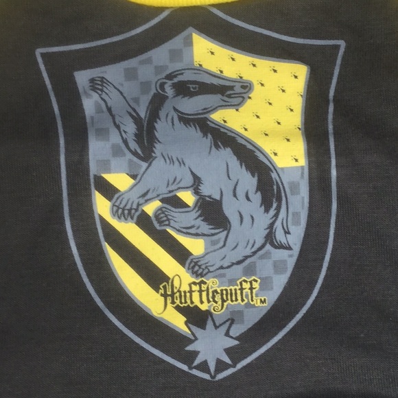 Harry Potters Hufflepuff Tee emblem on back